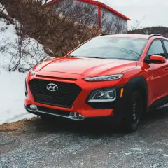 Czerwony Hyundai Kona na tle zimowego krajobrazu. Czy silnik 1.3 DIG-T ma wady?