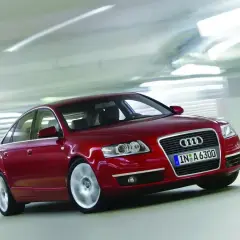 Czerwone Audi A6 C6 2.7 TDI w ruchu, z rozmytym tłem sugerującym prędkość.