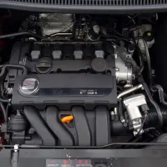 Silnik FSI w Seat Altea 1.6 benzyna. Widoczne elementy układu dolotowego i chłodzenia.