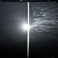 Jak usunąć rysy z auta? Porównanie maski: po lewej idealny lakier po użyciu SWAG Perfect Finish, po prawej widoczne zarysowania.