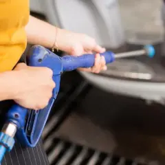Mycie samochodu myjką: Jakie ciśnienie jest bezpieczne dla lakieru?