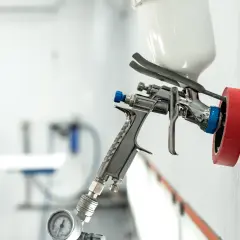 Jaki pistolet do malowania samochodu? Wybierz idealny lakier!