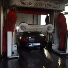 Myjnia samoobsługowa: Umyj auto bez zacieków! Poradnik krok po kroku