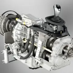 Przekrój zaawansowanej skrzyni DCT z widocznym mechanizmem sprzęgła, wałkami i selektorem biegów.