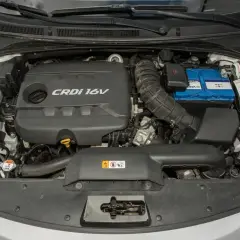 Silnik Kia Sportage 1.7 CRDi z widocznym akumulatorem i elementami układu dolotowego.