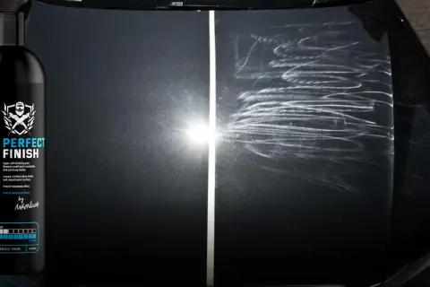 Jak usunąć rysy z auta? Porównanie maski: po lewej idealny lakier po użyciu SWAG Perfect Finish, po prawej widoczne zarysowania.