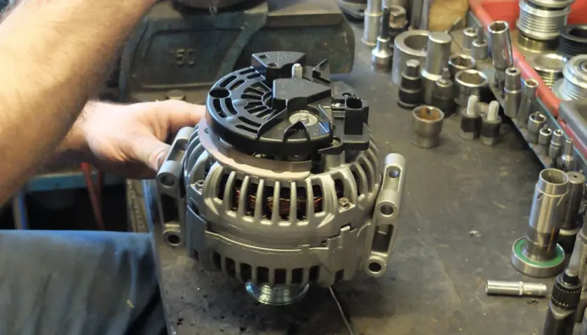 Mechanik pracuje nad regeneracją alternatora. Sprawdź, jaka jest regeneracja alternatora cena i przywróć sprawność swojemu pojazdowi.
