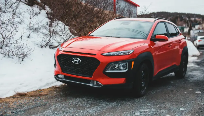 Czerwony Hyundai Kona na tle zimowego krajobrazu. Czy silnik 1.3 DIG-T ma wady?