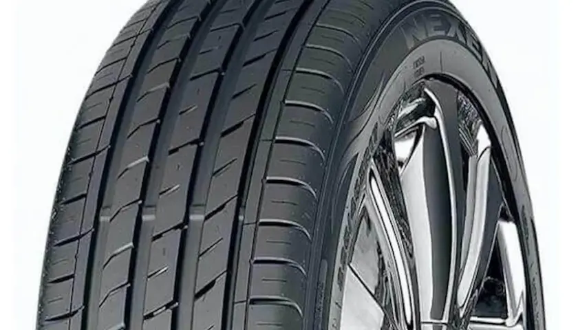 Opona Nexen na błyszczącej feldze. Producent opon Nexen gwarantuje jakość i bezpieczeństwo.