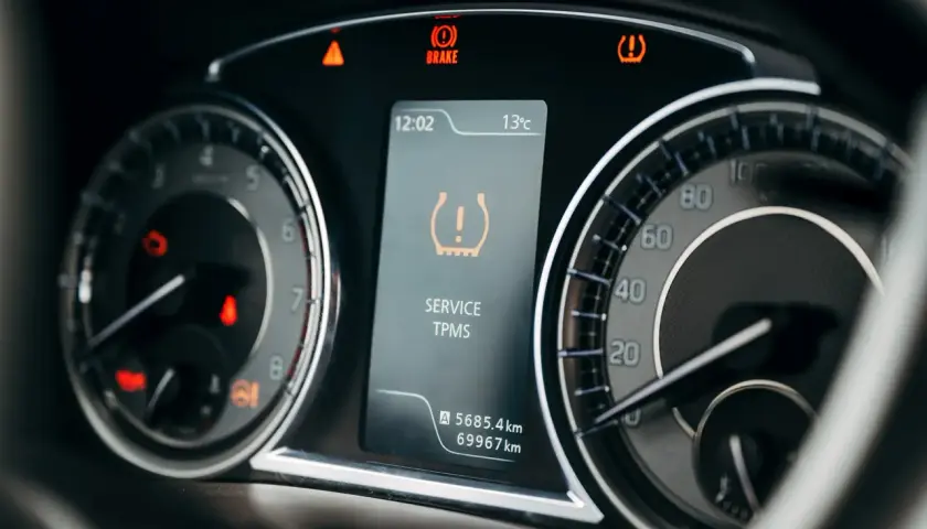 Kontrolka "SERVICE TPMS" na desce rozdzielczej informuje o problemie z systemem monitorowania ciśnienia w oponach.