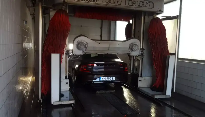 Myjnia samoobsługowa: Umyj auto bez zacieków! Poradnik krok po kroku