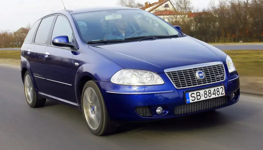 Niebieski Fiat Croma 1.9 JTD jedzie po drodze.