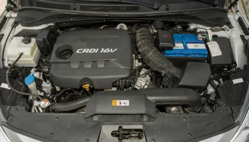 Silnik Kia Sportage 1.7 CRDi z widocznym akumulatorem i elementami układu dolotowego.