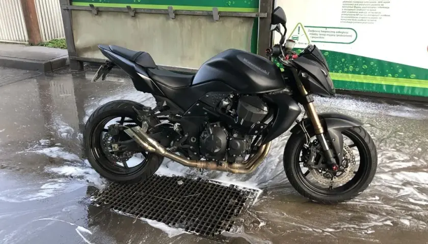 Mycie motocykla na myjni: jak nie zniszczyć maszyny? Poradnik.