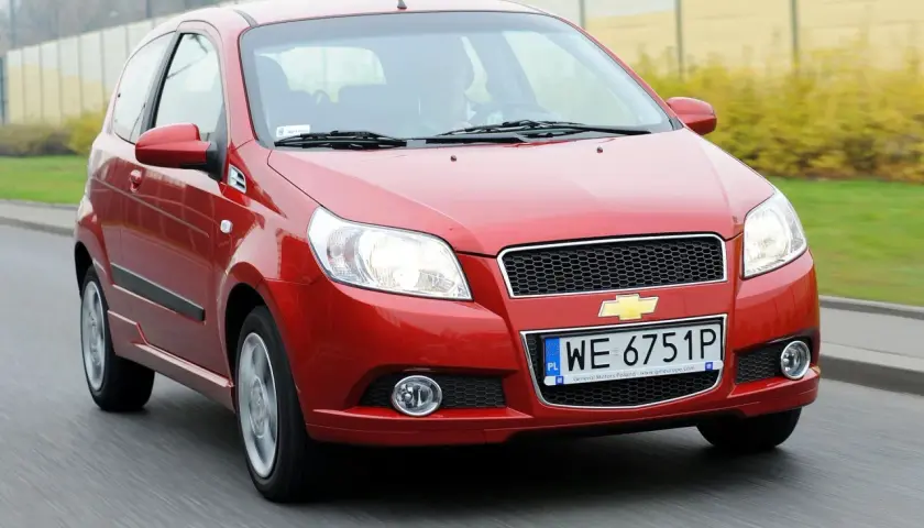 Czerwony Chevrolet Aveo 1.2 w ruchu drogowym.