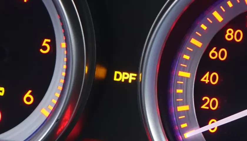 Na desce rozdzielczej świeci się żółta kontrolka DPF, sygnalizując problem z filtrem cząstek stałych.