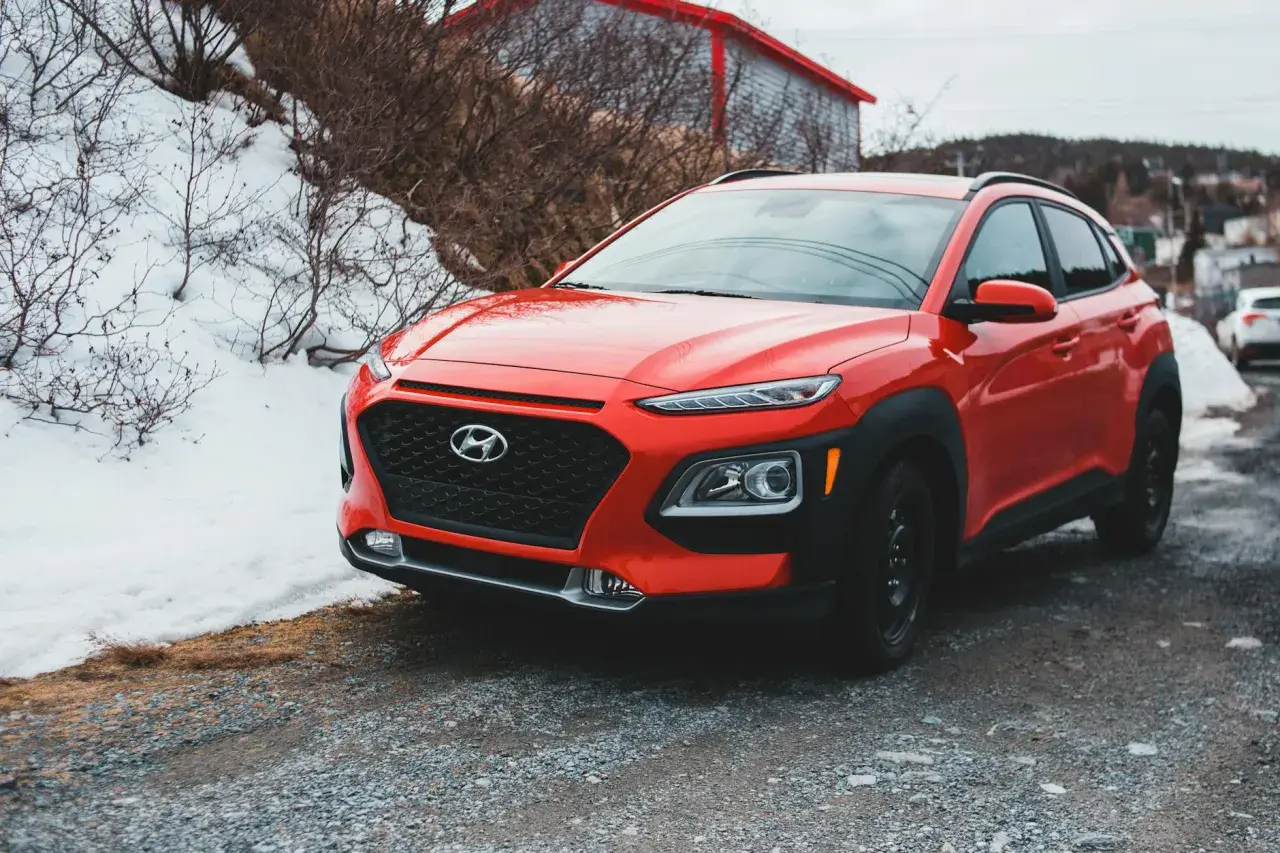 Czerwony Hyundai Kona na tle zimowego krajobrazu. Czy silnik 1.3 DIG-T ma wady?