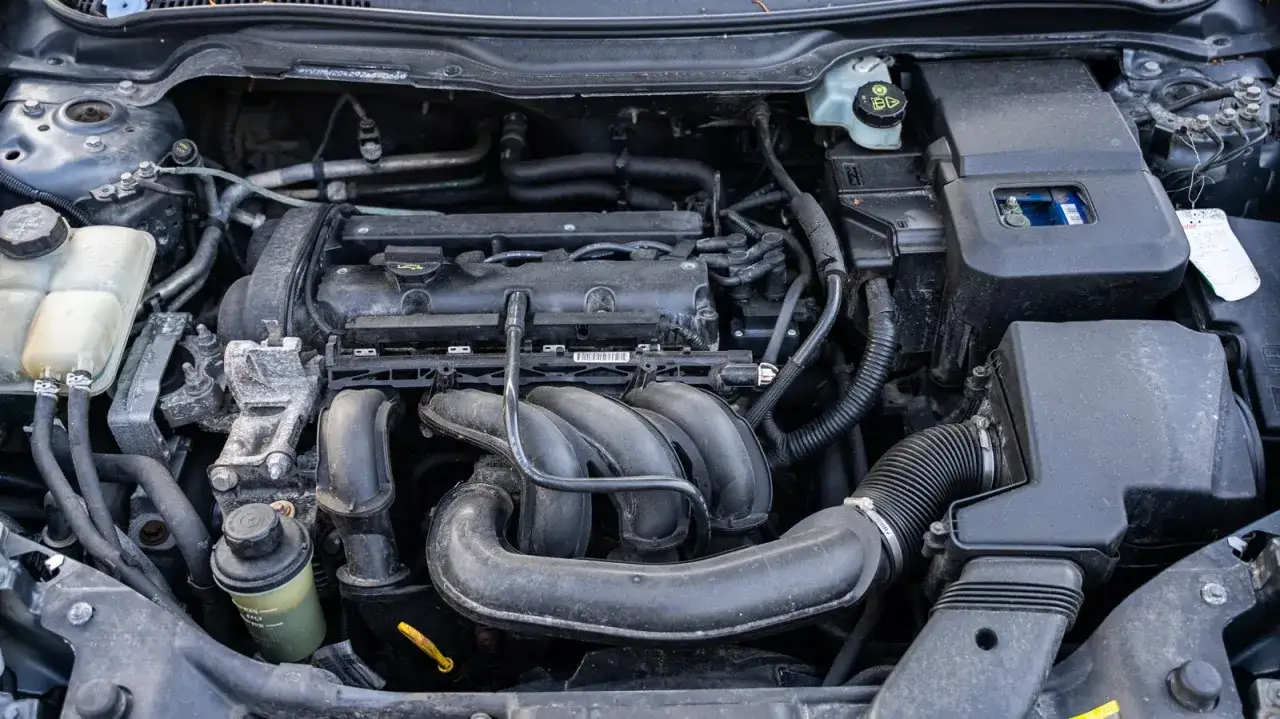Silnik Volvo V50 1.6 diesel, widok z góry. Widać kolektor dolotowy, obudowę filtra powietrza i elementy układu chłodzenia.