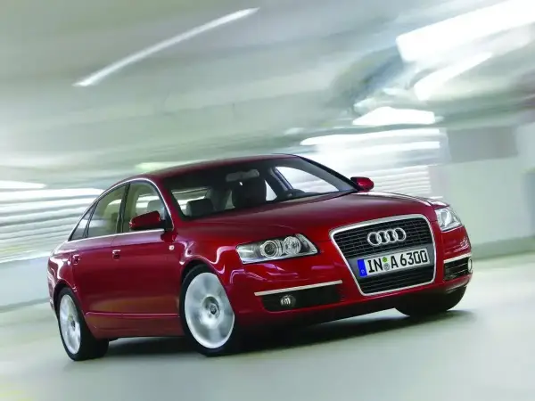 Czerwone Audi A6 C6 2.7 TDI w ruchu, z rozmytym tłem sugerującym prędkość.