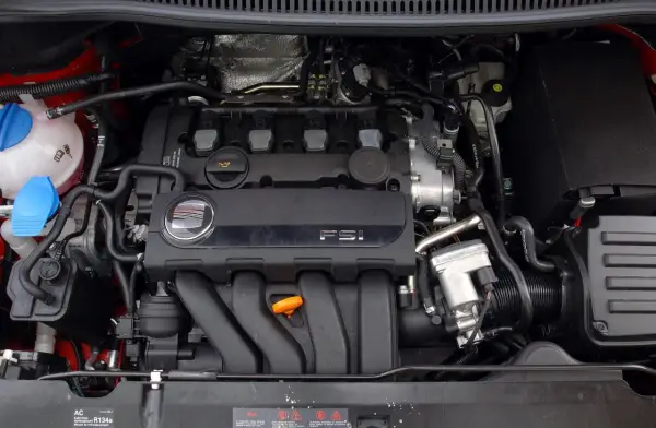 Silnik FSI w Seat Altea 1.6 benzyna. Widoczne elementy układu dolotowego i chłodzenia.